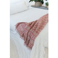 Alpaca Wool Blanket Arequipa Pattern Ethnic Light Pink von alpacaplaids