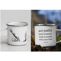 Camping Kaffeetasse, Zeichnung Schriftzug, Kunstdruck, Micah 68, Spaziergang Humbly, Liebe Gnade, Schriftbecher, Emaille Tasse, Lagerfeuer von amybethcruz