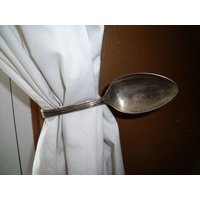 Spoon Tiebacks -1 Eclectic Paar Recycled Versilberte Suppe Löffel in Drapery Krawatte Rücken-Schrauben Enthalten-Ugot2C von anTiQues2uniQues