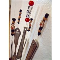 Windspiel Aus Recycled Silverware Und Kleinen Handgefertigten Bemalten Lehrerperlen "Ein Apfel Für Lehrer" in Buchstabenperlen Ausgeschrieben von anTiQues2uniQues
