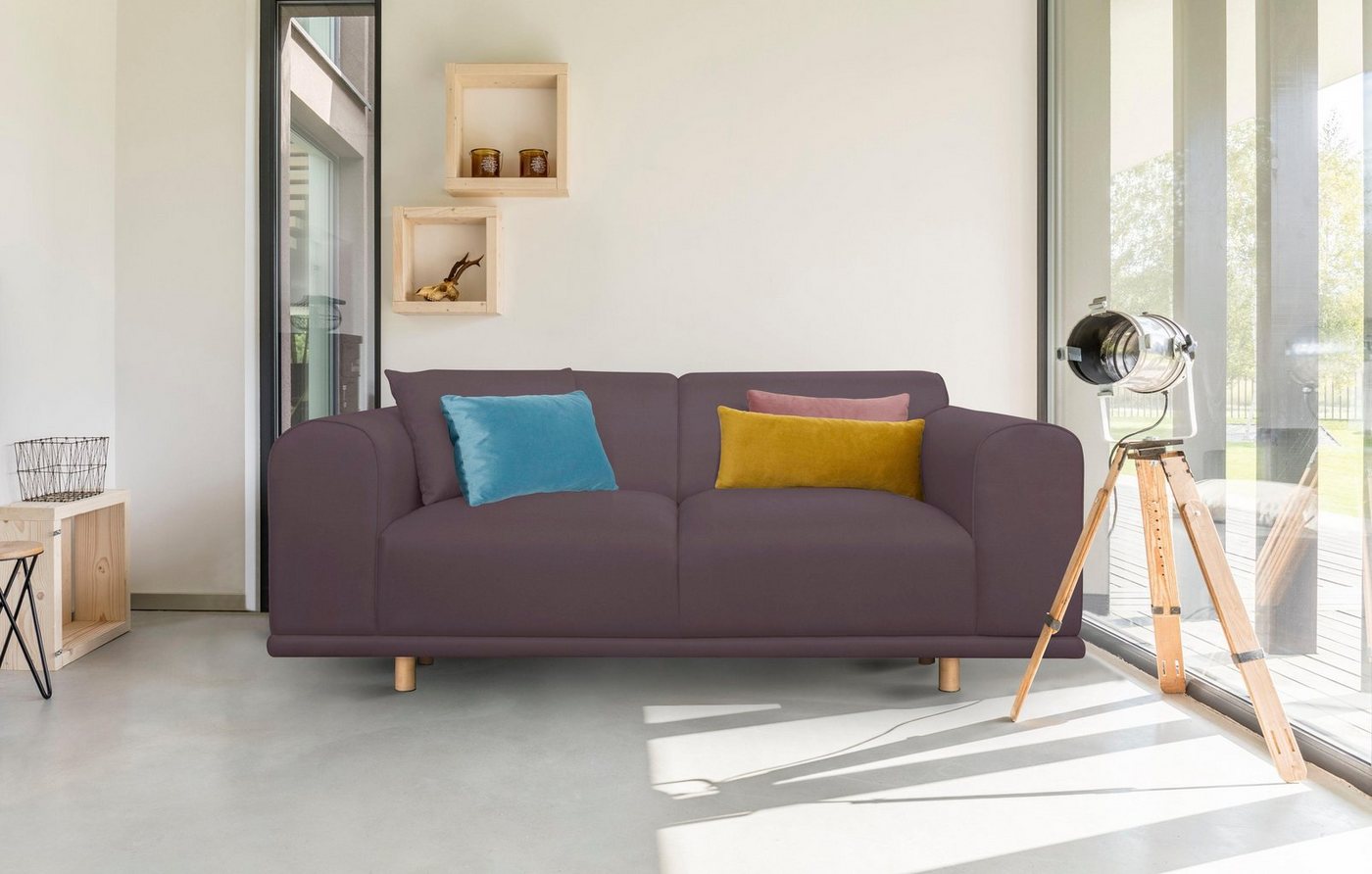 andas 2-Sitzer Maroon, in skandinavischem Design, mit losen Kissen von andas