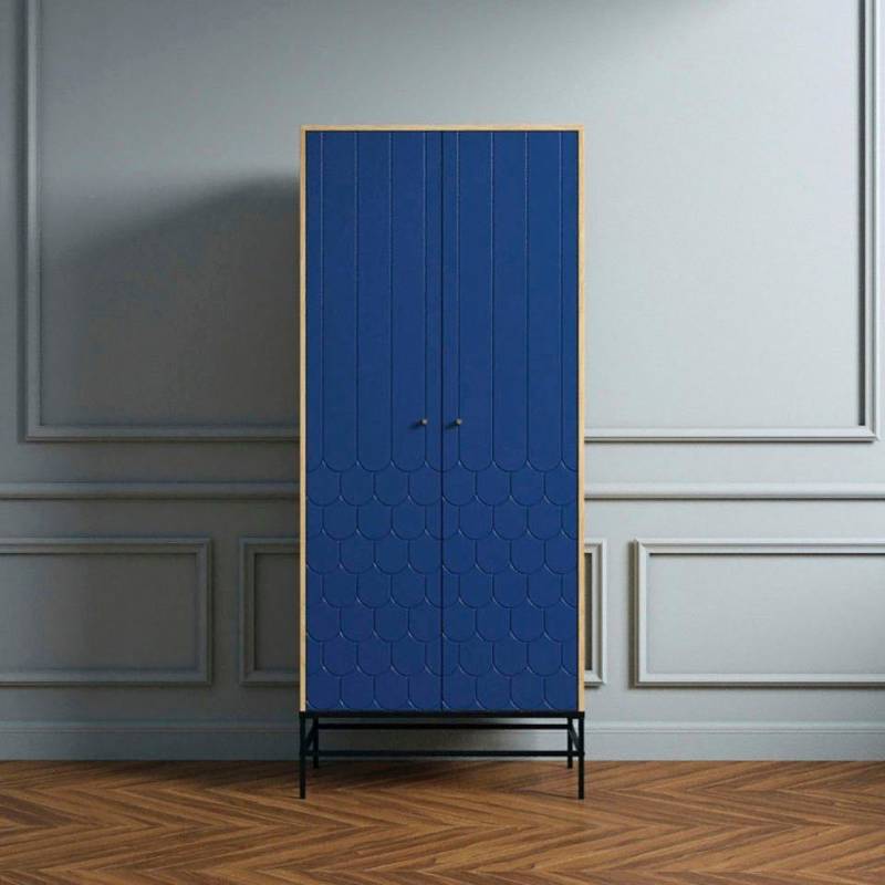 andas Drehtürenschrank Fräsungen in den Fronten, goldene Griffe von andas