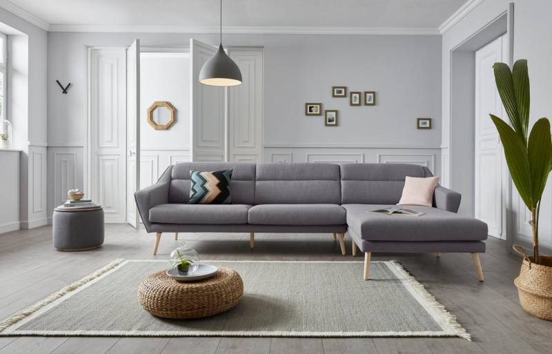 andas Ecksofa Bille L-Form, mit Naht im Rückenkissen und Beinen aus Eichenholz von andas