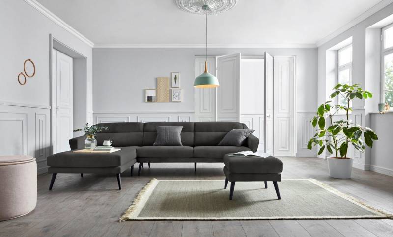 andas Ecksofa Bille L-Form, mit Naht im Rückenkissen und Beinen aus Eichenholz von andas