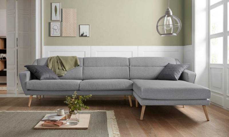 andas Ecksofa Bille L-Form, mit Naht im Rückenkissen und Beinen aus Eichenholz von andas