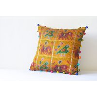 Gelber Ocker Vintage Kantha Kissenbezug Mit Potli Pom Poms All Around, Ochre Poms, Dekokissen von anekdesigns