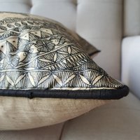 Handbemalter Madhubani Kissenbezug, Handbemalte Kissenhülle Aus Khadi-Seide Und Schwarzer Kissenbezug von anekdesigns