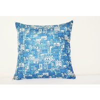Indigo Stadtleben Gedruckt, Blaue Stadt Druck Kissen Überzug, Häuser Seidenkissen in Seide, Seide von anekdesigns