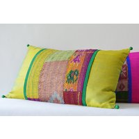 Lindgrünes Patchwork Kissen Mit Vintage Sari Hand Genäht Kantha & Dupionseide, Dekokissen, Lendenkissen von anekdesigns