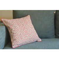 So Viel Spaß Dreieck Konfetti Stickerei Auf Leinen Kissenbezug , Rosa Und Natur Baumwolle So Viel Spaß Dreieck Konfetti Stickerei Auf Leinen Kissenbezug , Rosa Und Natur Baumwolle von anekdesigns