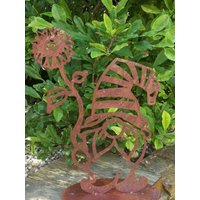 Edelrost Gartenwichtel Floris, Mit Blume Gartendeko Rost Metall Rostdeko von angelsgardendekoshop