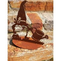 Edelrost Gartenwichtel Titch, Mit Gießkanne Gartendeko Rost Metall Rostdeko von angelsgardendekoshop