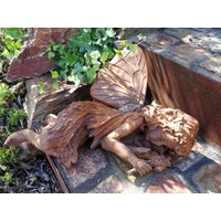 Gusseisen Elfe Schlafend Mit Edelrostfinish Gartendeko Rost Metall Rostdeko Gusseisen Elfe Schlafend Mit Edelrostfinish Gartendeko Rost Metall Rostdeko von angelsgardendekoshop