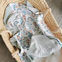 Babydecke Personalisiert Mit Namen | Geburtsdecke Kuscheldecke Ballon Heißluftballon Geschenk Zur Geburt 100% Baumwolle von anilino