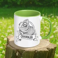 Personalisierbare Chamäleon-Tasse | Personalisierter Text Repräsentiere Einen Geliebten Menschen Mit Handgezeichnetem Tierportrait Tiervolksfamilie von animalfolkfamily