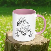 Personalisierbare Flamingo-Tasse | Personalisierter Text Repräsentiere Einen Geliebten Menschen Mit Handgezeichnetem Tierportrait Tiervolksfamilie von animalfolkfamily