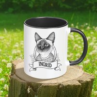 Personalisierbare Siamkatzen-Tasse | Personalisierter Text Repräsentiere Einen Geliebten Menschen Mit Handgezeichnetem Tierportrait Tiervolksfamilie von animalfolkfamily