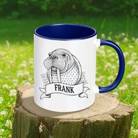 Personalisierbare Walross Tasse | Personalisierter Text Repräsentiere Einen Geliebten Menschen Mit Handgezeichnetem Tierportrait Tiervolksfamilie von animalfolkfamily