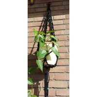Schwarzer Hängen Pflanzer, Makramee Werk Aufhänger, Hängenden Blumentopf-Halter, Schwarz Handgemachte Macrame, Halter Mit Holz-Perlen Schwarzer Hängen Pflanzer, Makramee Werk Aufhänger, Hängenden Blumentopf-Halter, Schwarz Handgemachte Macrame, Halter Mit Holz-Perlen von ankapower