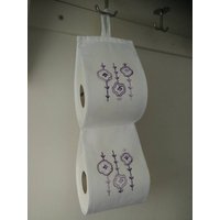 Toilettenpapierhalter Aufbewahrung An Der Wand.bad Dekor. Weißer Stoff Mit Aufgestickten Blümchen. 5 Stickfarben Zur Wahl Toilettenpapierhalter Aufbewahrung An Der Wand.bad Dekor. Weißer Stoff Mit Aufgestickten Blümchen. 5 Stickfarben Zur Wahl von annascraft1