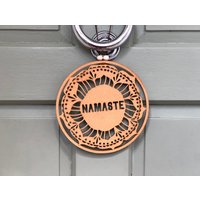 Lotus Flower Namaste Holzschild - Yoga Studio Decor von antdesign