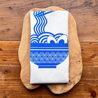 Geschirrtuch Bedruckt Motiv „Ramen", Küchentuch Siebdruck Weiß Blau, Geschenk Küche Asiatisch , Halbleinen, Leinen Geschirrtuch Bedruckt Motiv „Ramen", Küchentuch Siebdruck Weiß Blau, Geschenk Küche Asiatisch , Halbleinen, Leinen von anutdesign