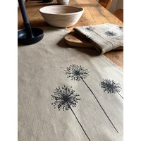 Leinen-Tischläufer Natur/Beige Mit Gräser-/Allium-Motiv in Schwarz, 100% Leinen, Siebdruck, Tischdecke, Skandinavisch Wohnen von anutdesign