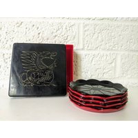 Mid-Century Bar Zubehör Von Steeds | Untersetzer Set Aus Kunststoff in Der Drachenbox 8 Rote Und Schwarze Box Drache Auf Deckel Geätzt Poker Nacht von archipel32