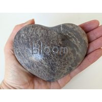 Vintage Herz Rock Briefbeschwerer Mit "Bloom" Ätzung Auf Der Oberseite | Stein von archipel32