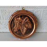 Vintage Kupfer Backform Oder Gelatine Form | Trauben Metall Wand Kunst Landhaus Küche Jell-O Gießform von archipel32