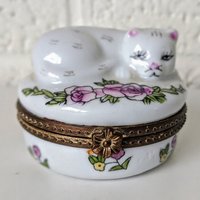 Vintage Porzellan Pillendose Oder Trinket Box | Weiße Katze, Rosa Blumen M.s. Ruhende Katze von archipel32