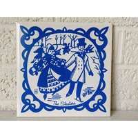 Vintage Signiert Della Painted Tile The Skaters| Wanddeko, Untersetzer | Blau Und Weiß von archipel32