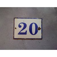 Vintage Weiß & Blau Porzellan Emaille Hausnummer 20 Schild von architecturalbits