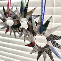 3Er Set Origami Dekorationen Handgefaltet Aus Recyceltem Altpapier von aroominmyhouse