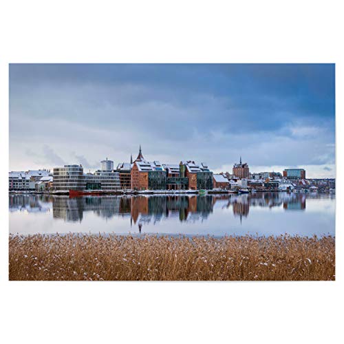 artboxONE Poster 60x40 cm Natur Rostock mit Spiegelung hochwertiger Design Kunstdruck - Bild Warnow fluss gebäude artboxONE Poster 60x40 cm Natur Rostock mit Spiegelung hochwertiger Design Kunstdruck - Bild Warnow fluss gebäude von artboxONE