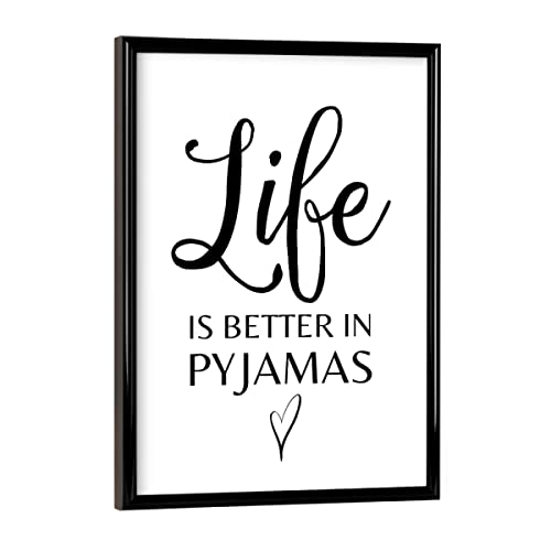 artboxONE Poster mit schwarzem Rahmen 18x13 cm Typografie Life is Better in Pyjamas - Bild Typografie von artboxONE