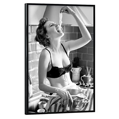 artboxONE Poster mit schwarzem Rahmen 45x30 cm Essen & Trinken Spaghetti Lover - Bild Woman Essen Female von artboxONE