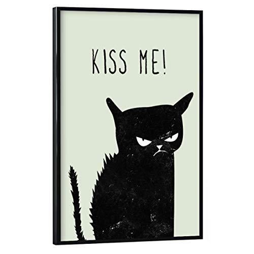 artboxONE Poster mit schwarzem Rahmen 45x30 cm Typografie Kiss me cat - Bild Katze böse cat von artboxONE