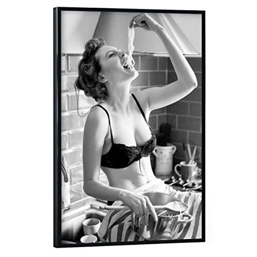 artboxONE Poster mit schwarzem Rahmen 60x40 cm Essen & Trinken Spaghetti Lover - Bild Woman Essen Female von artboxONE