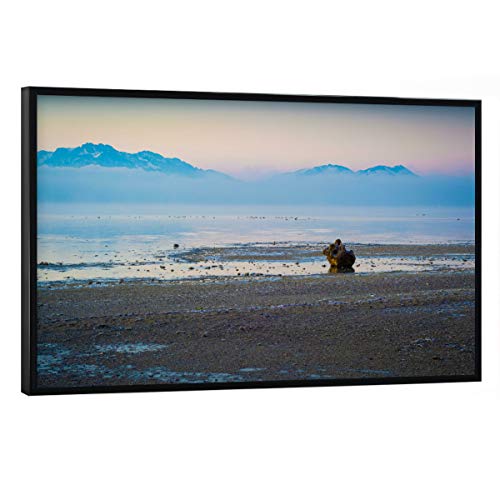 artboxONE Poster mit schwarzem Rahmen 60x40 cm Natur Morgen am Chiemsee - Bild Berge Beach Berge von artboxONE