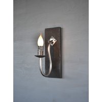 Rustikale Wandleuchte Aus Holz Und Schmiedeeisen Blockhausbeleuchtung Rustikale Wandleuchte Aus Holz Und Schmiedeeisen Blockhausbeleuchtung von arteferrum