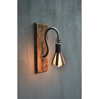 Rustikale Wandleuchte Aus Holz Und Geschmiedetem Eisen von arteferrum