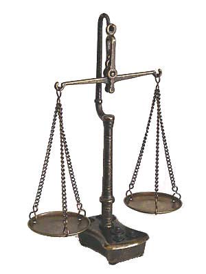 Arterameeferro Reproduktion einer portugiesischen Waage Messing antik Apotheker mit Gewichten am Boden Arterameeferro Reproduktion einer portugiesischen Waage Messing antik Apotheker mit Gewichten am Boden von arterameeferro