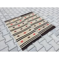 Handgewebter Vintage Kelim Teppich Aus Reiner Wolle Mit Cremefarbenen Und Braunen Streifen, 106x51 cm Fußmatte Handgewebter Vintage Kelim Teppich Aus Reiner Wolle Mit Cremefarbenen Und Braunen Streifen, 106x51 cm Fußmatte von arthandmadetr