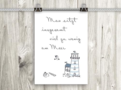 Sattie, Poster mit Spruch, Din A4, PE0022-DR, Man sitzt insgesamt viel zu wenig am Meer, Wandbild, Plakat, Kunstdruck, Zitat, Sprüche, Wohnzimmer, Schlafzimmer, Esszimmer, Küche, Flur Sattie, Poster mit Spruch, Din A4, PE0022-DR, Man sitzt insgesamt viel zu wenig am Meer, Wandbild, Plakat, Kunstdruck, Zitat, Sprüche, Wohnzimmer, Schlafzimmer, Esszimmer, Küche, Flur von artissimo