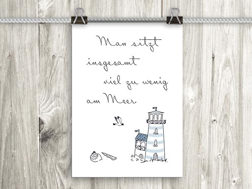 artissimo, Poster mit Spruch, Din A4, PE0022-DR, Man sitzt insgesamt viel zu wenig am Meer, Bild mit Spruch, Spruchbild, Wandbild, Plakat, Kunstdruck, Zitat, Sprüche, ypographie, Typografie von artissimo GmbH