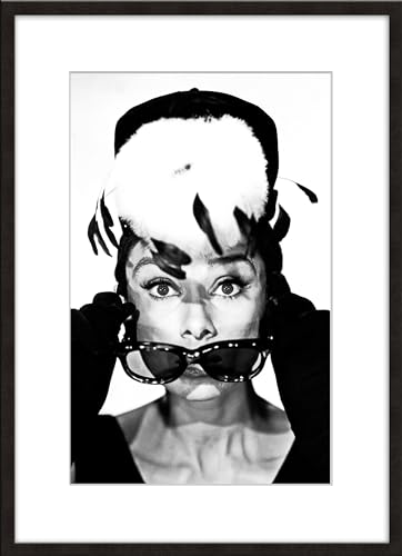 artissimo, schwarz weiß Poster mit Passepartout und Rahmen 51x71cm, PE6574-SC, Stars: Audrey Hepburn, Bild, Wandbild, Bild, Hollywood Legenden, Berühmte Filmstars, Schwarz weiß Foto gerahmt von artissimo