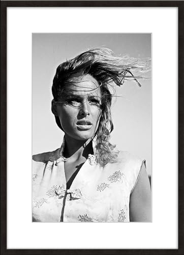 artissimo, schwarz weiß Poster mit Passepartout und Rahmen 51x71cm, PE6585-SC, Stars: Ursula Andress, Bild, Wandbild, Bild, Hollywood Legenden, Berühmte Filmstars, Schwarz weiß Foto gerahmt von artissimo