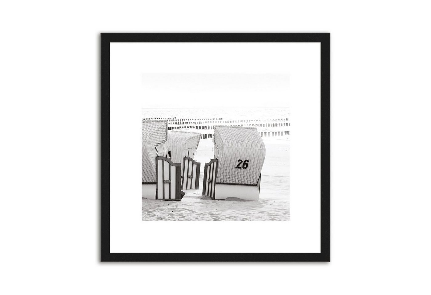 artissimo Bild mit Rahmen Bild gerahmt 30x30cm / Design-Poster inkl. Holz-Rahmen / Wandbild, Schwarz-Weiß Foto: Strand und Meer IV von artissimo