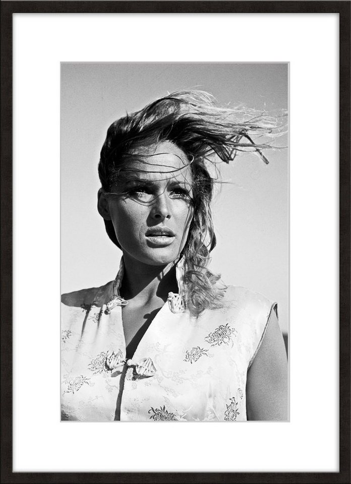 artissimo Bild mit Rahmen Bild gerahmt 51x71cm / schwarz-weiß Poster mit Rahmen Ursula Andress, James Bond: Ursula Andress von artissimo